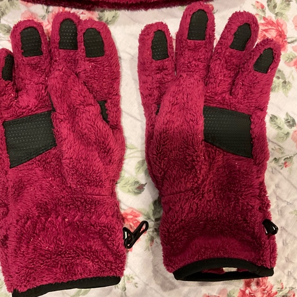 The North Face Purple Fleece Denali Beanie Hat Matching Gloves - Picture 3 of 8